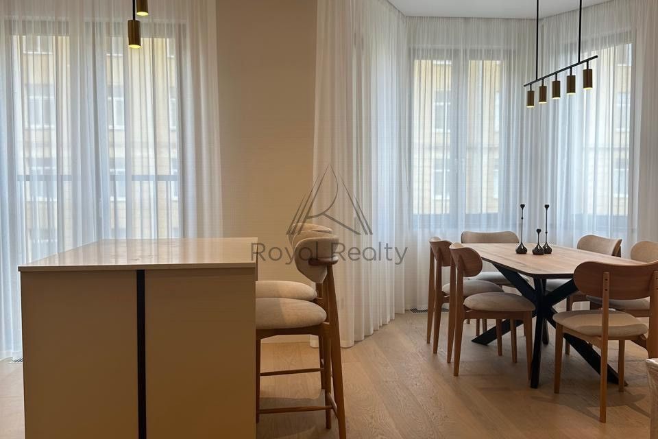 Сдаётся 4-комнатная квартира, 160 м²