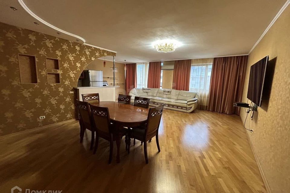 Продаётся 4-комнатная квартира, 137 м²