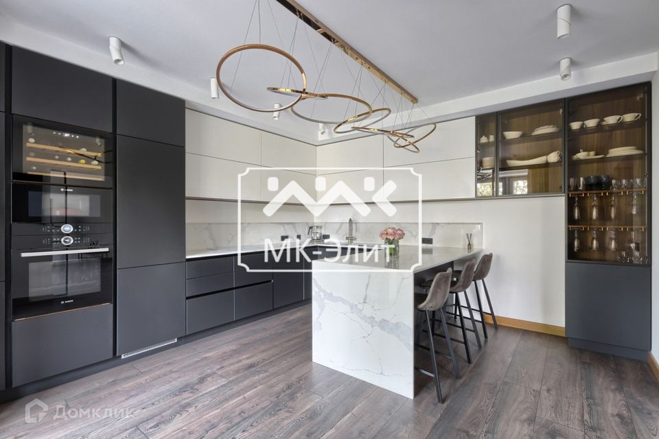 Продаётся 4-комнатная квартира, 142.3 м²