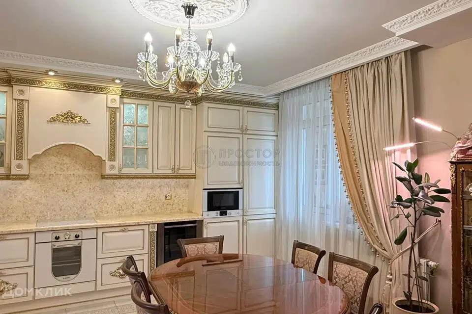 Продаётся 4-комнатная квартира, 122 м²