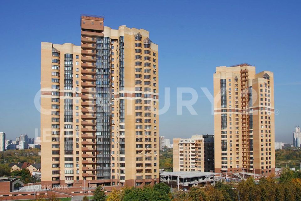 Продаётся 4-комнатная квартира, 220 м²