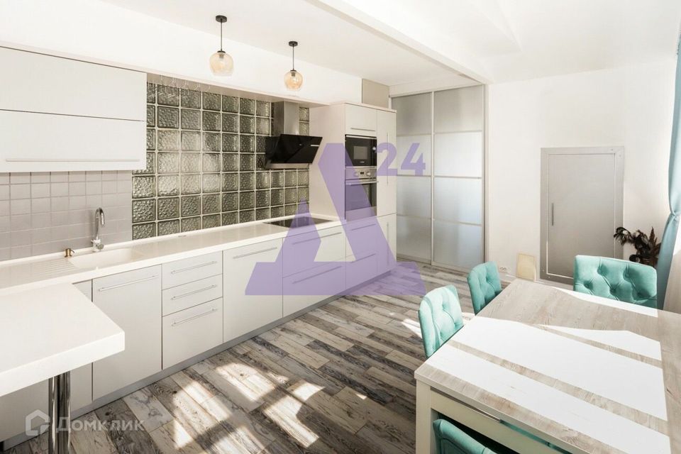 Продаётся 4-комнатная квартира, 127 м²