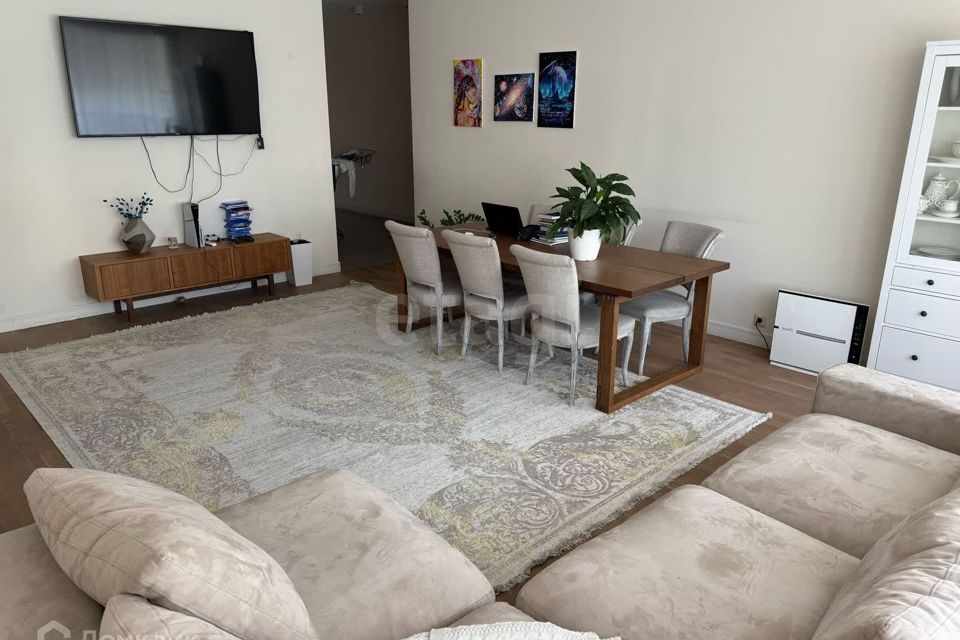 Продаётся 3-комнатная квартира, 127.1 м²