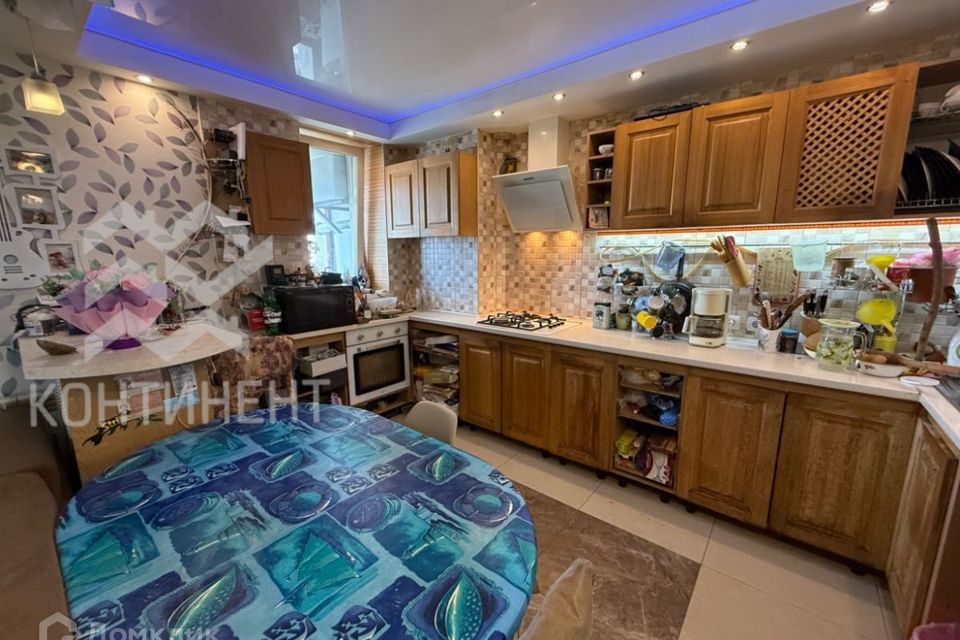 Продаётся 4-комнатная квартира, 74 м²