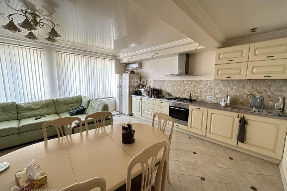 Продаётся 3-комнатная квартира, 146.9 м²