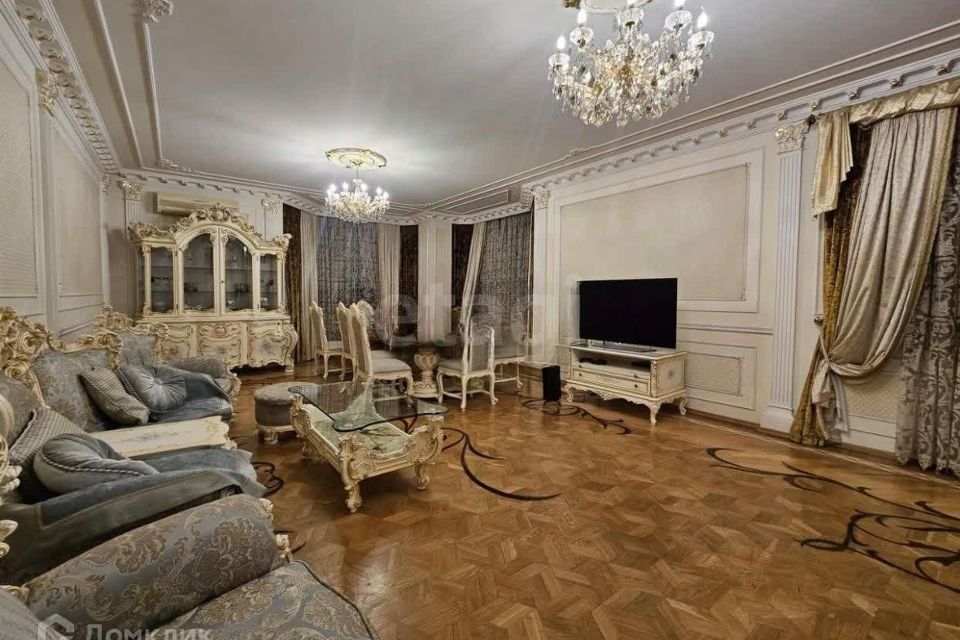 Продаётся 4-комнатная квартира, 216 м²