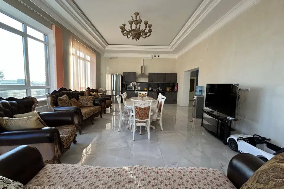 Продаётся 3-этажный дом, 550 м²