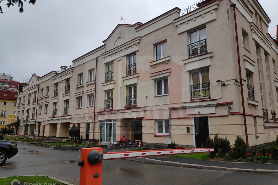 Продаётся 5-комнатная квартира, 233 м²