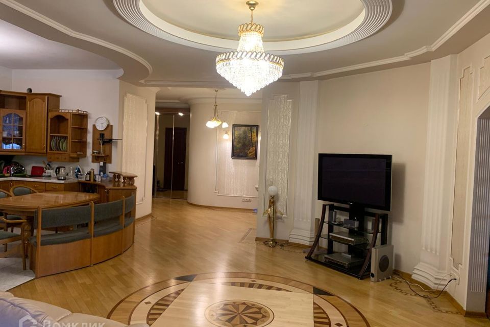 Продаётся 4-комнатная квартира, 130 м²