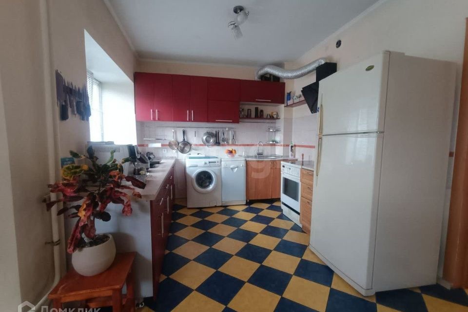 Продаётся 4-комнатная квартира, 127.2 м²