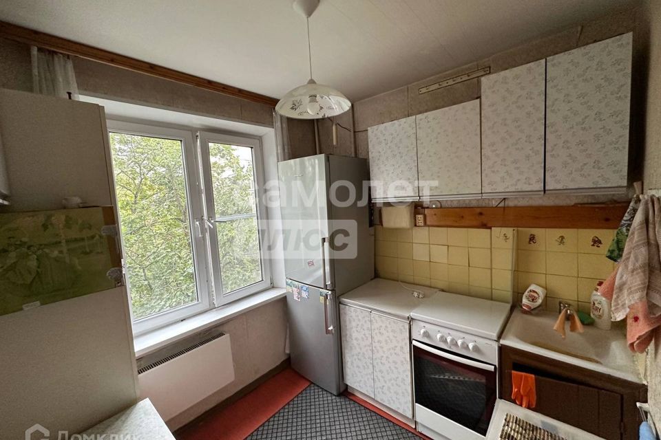 Продаётся 2 комнаты в 3-комн. квартире, 32.6 м²