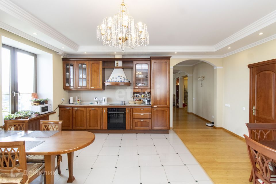 Продаётся 5-комнатная квартира, 251.3 м²