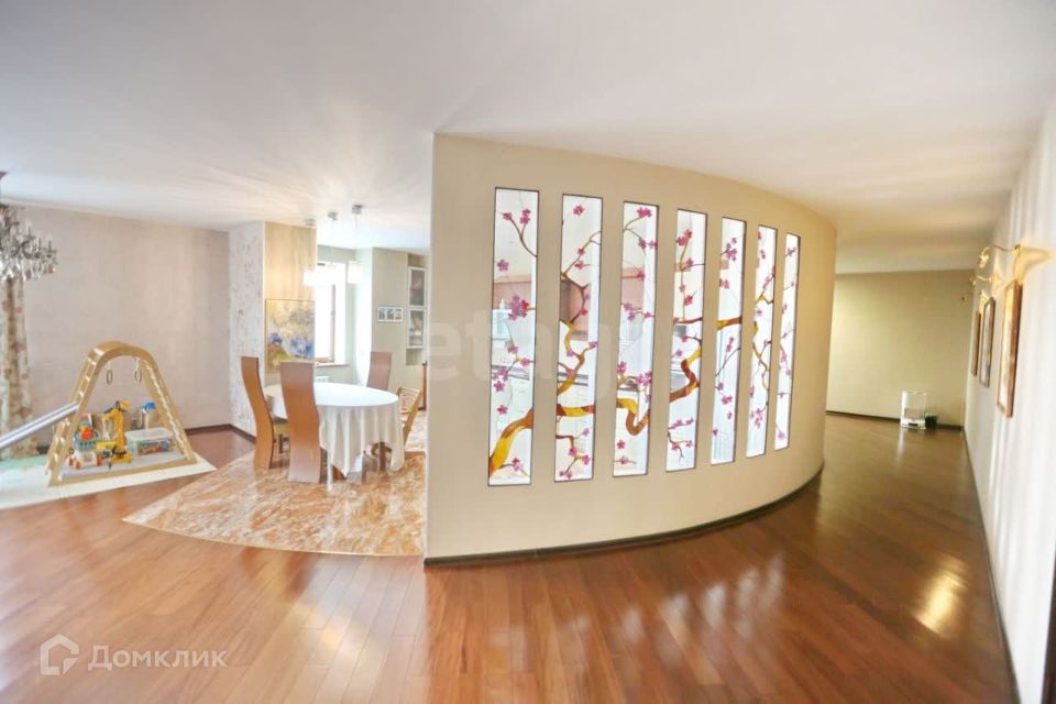 Продаётся 4-комнатная квартира, 189.8 м²