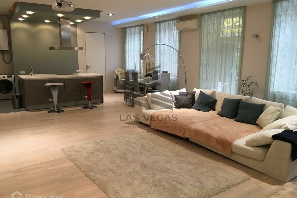 Сдаётся 2-комнатная квартира, 96 м²