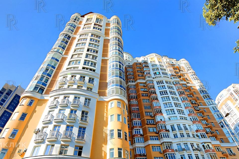Продаётся 4-комнатная квартира, 160 м²