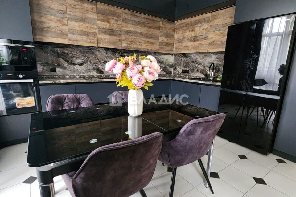 Продаётся 3-комнатная квартира, 127.7 м²