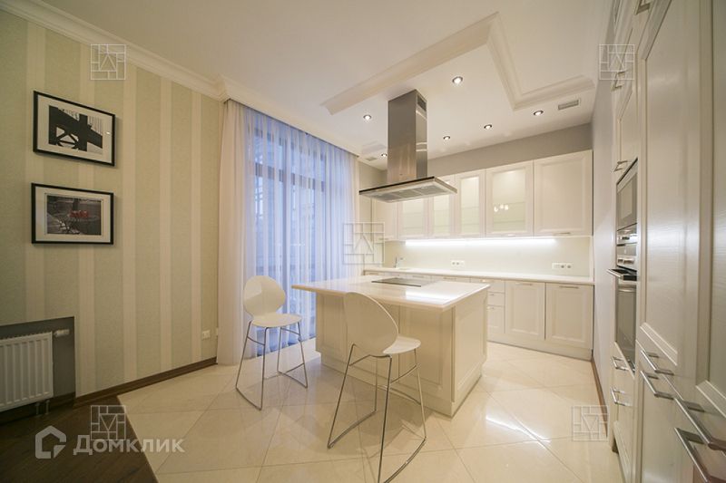 Сдаётся 5-комнатная квартира, 215 м²