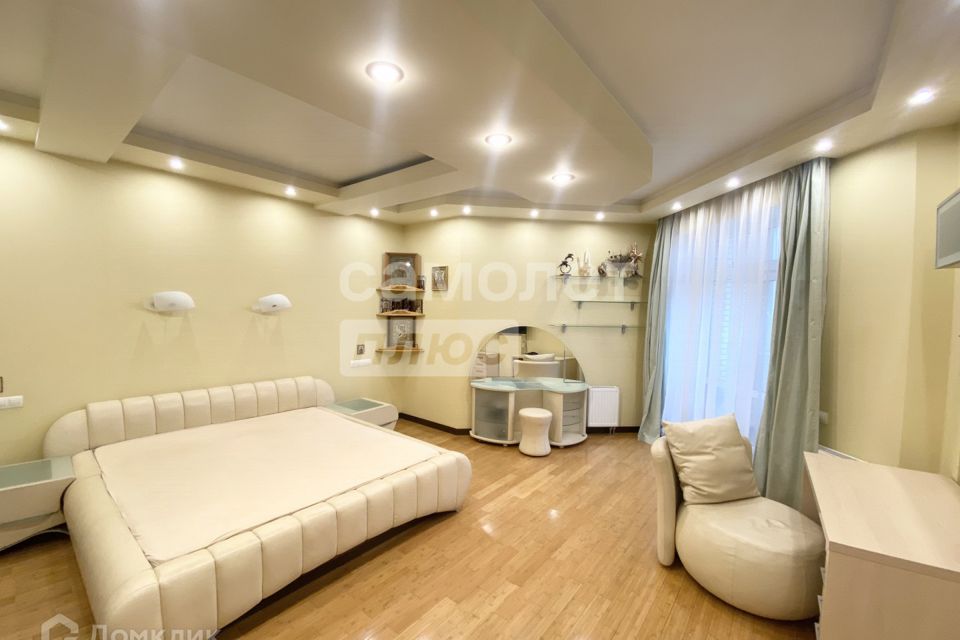 Продаётся 5-комнатная квартира, 197.6 м²
