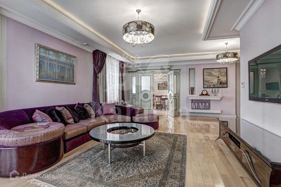 Продаётся 4-комнатная квартира, 218 м²