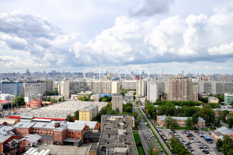 Продаётся 3-комнатная квартира, 159.9 м²