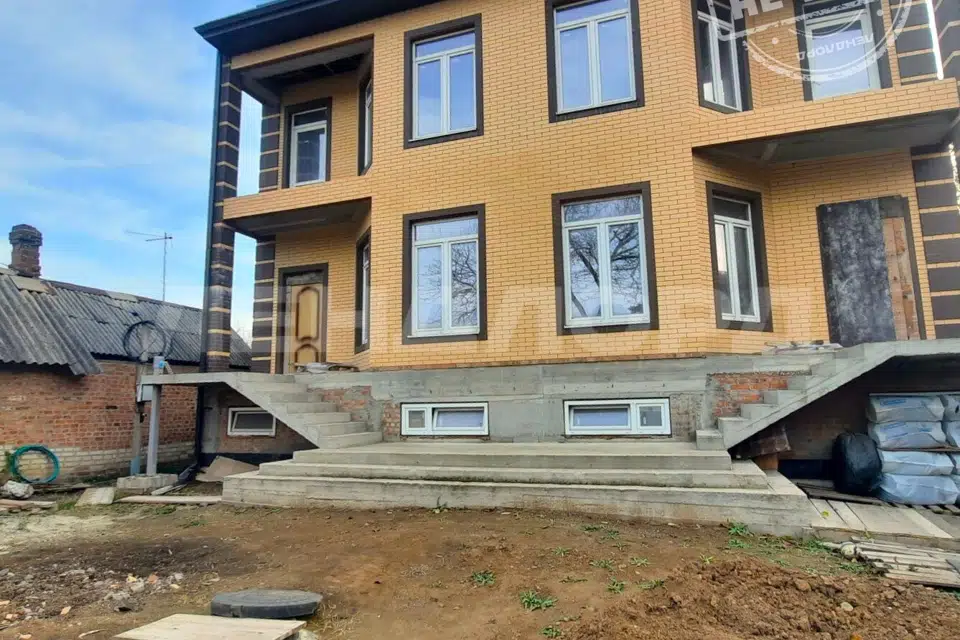 Продаётся 3-этажный дом, 468 м²