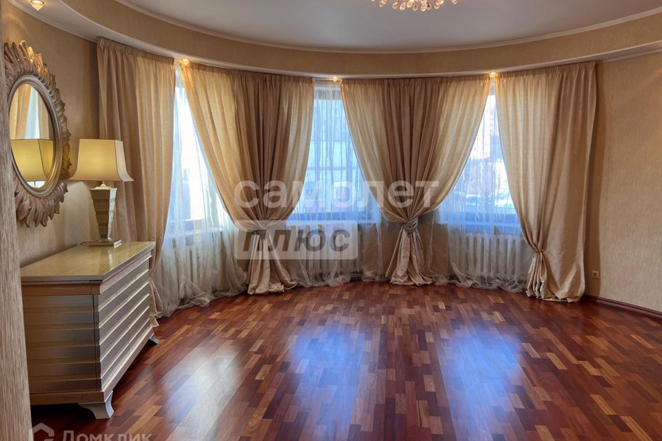 Продаётся 3-комнатная квартира, 135.8 м²