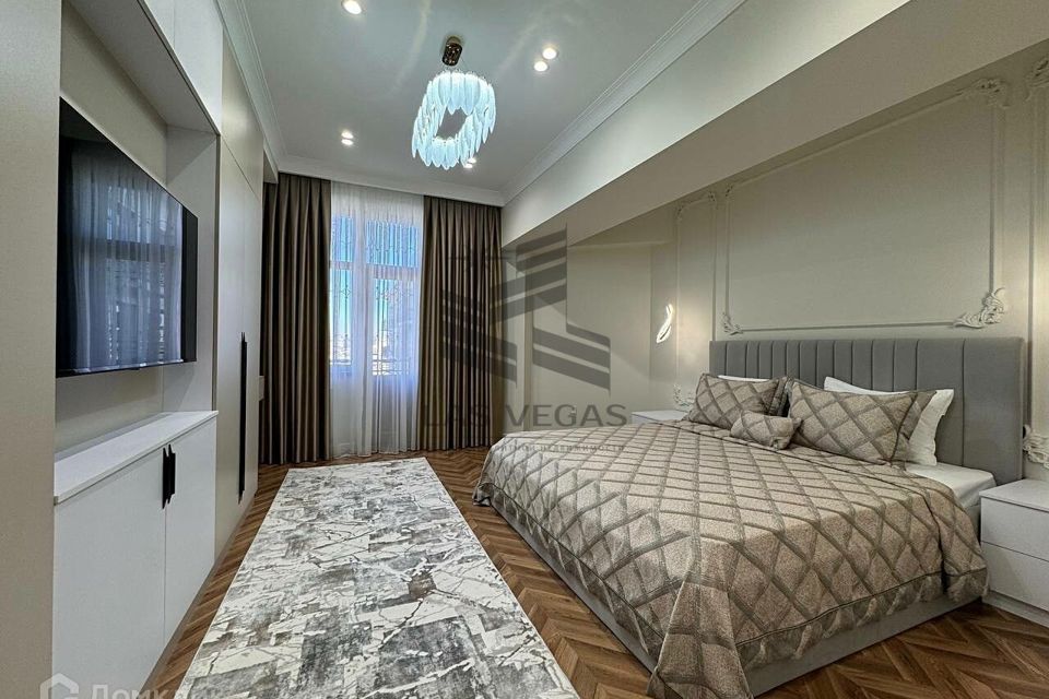 Сдаётся 4-комнатная квартира, 140 м²