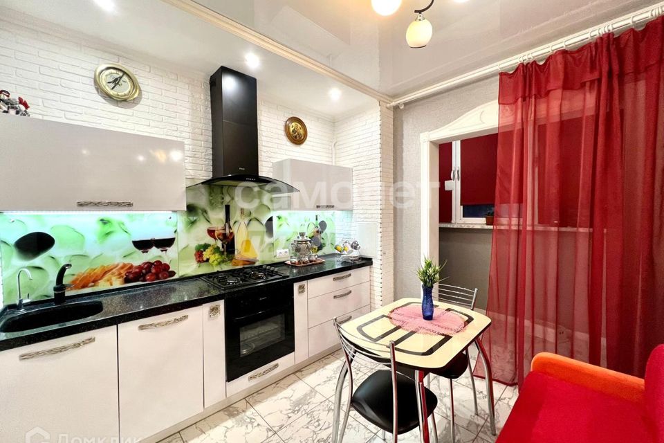 Продаётся 1-комнатная квартира, 42 м²