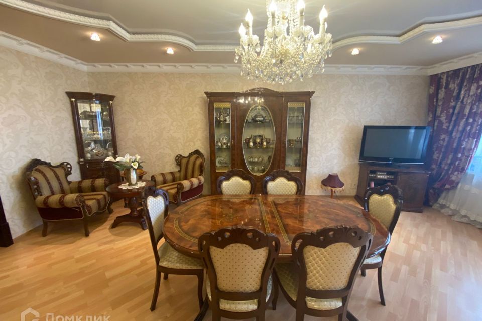 Продаётся 4-комнатная квартира, 172.6 м²