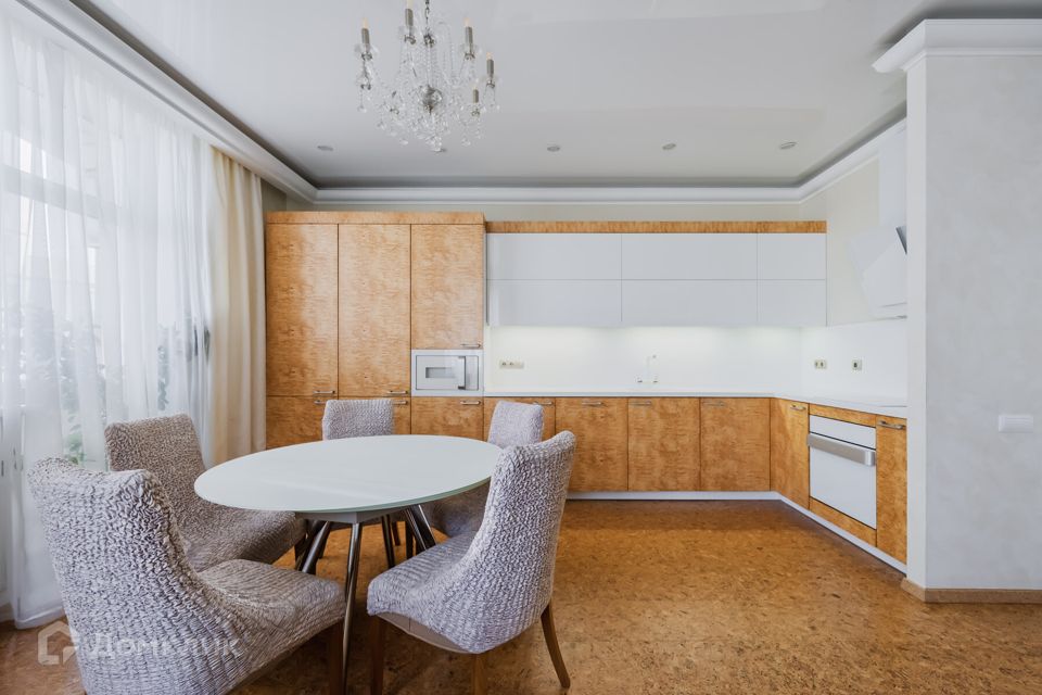 Продаётся 3-комнатная квартира, 139.2 м²