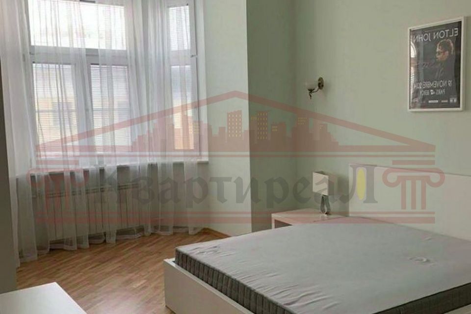 Сдаётся 4-комнатная квартира, 200 м²