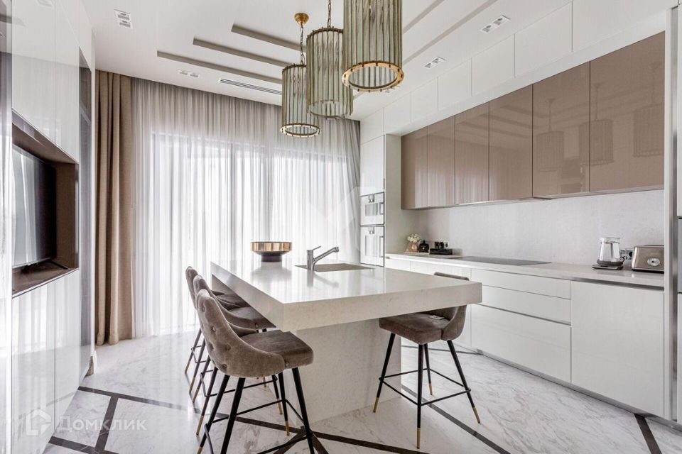 Продаётся 3-комнатная квартира, 219.2 м²