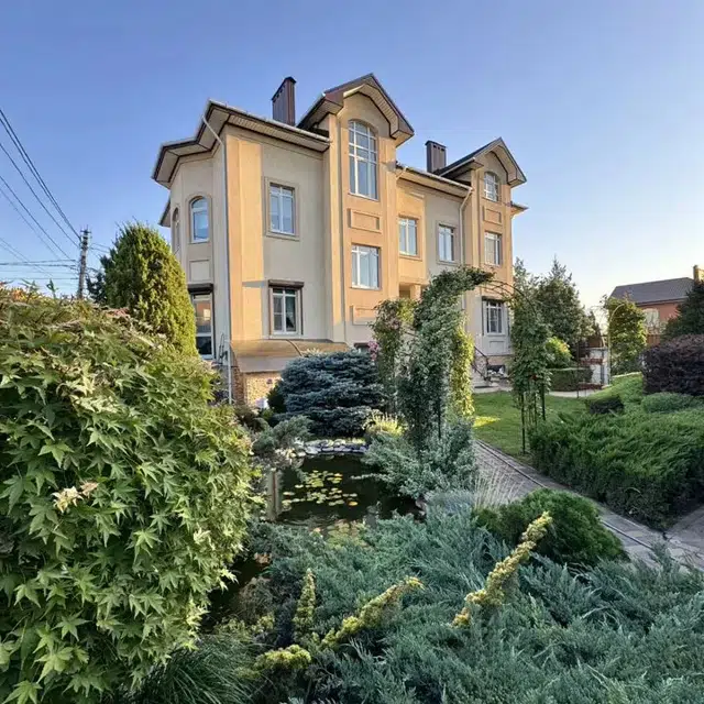 Продаётся 3-этажный дом, 570 м²