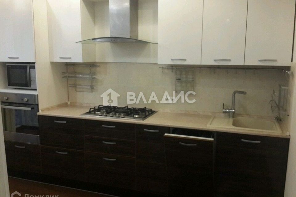 Сдаётся 2-комнатная квартира, 77 м²