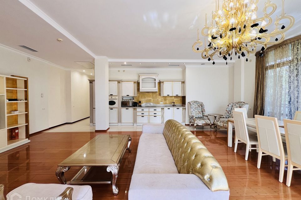 Продаётся 3-комнатная квартира, 199 м²