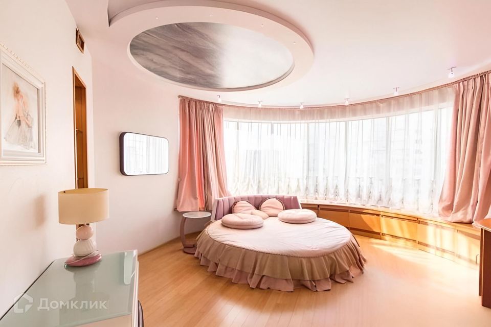 Продаётся 4-комнатная квартира, 192.1 м²