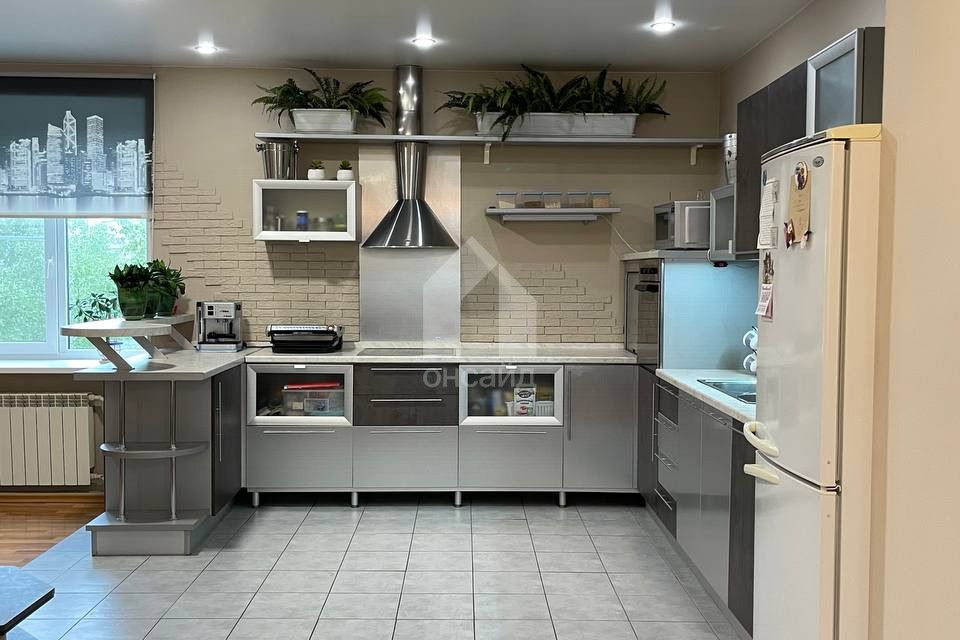 Продаётся 4-комнатная квартира, 121.8 м²
