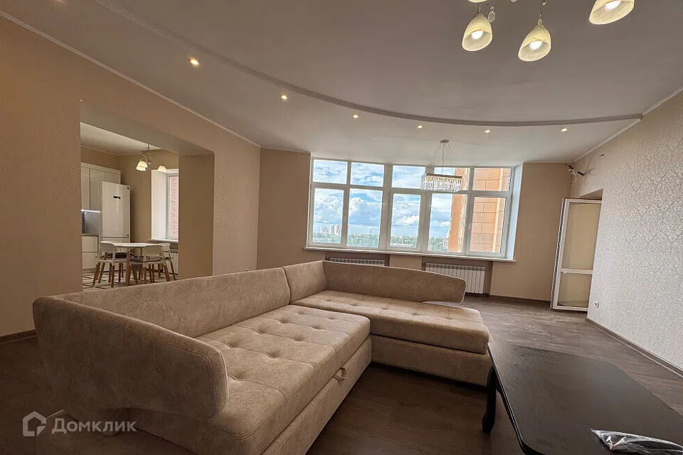 Продаётся 3-комнатная квартира, 156 м²