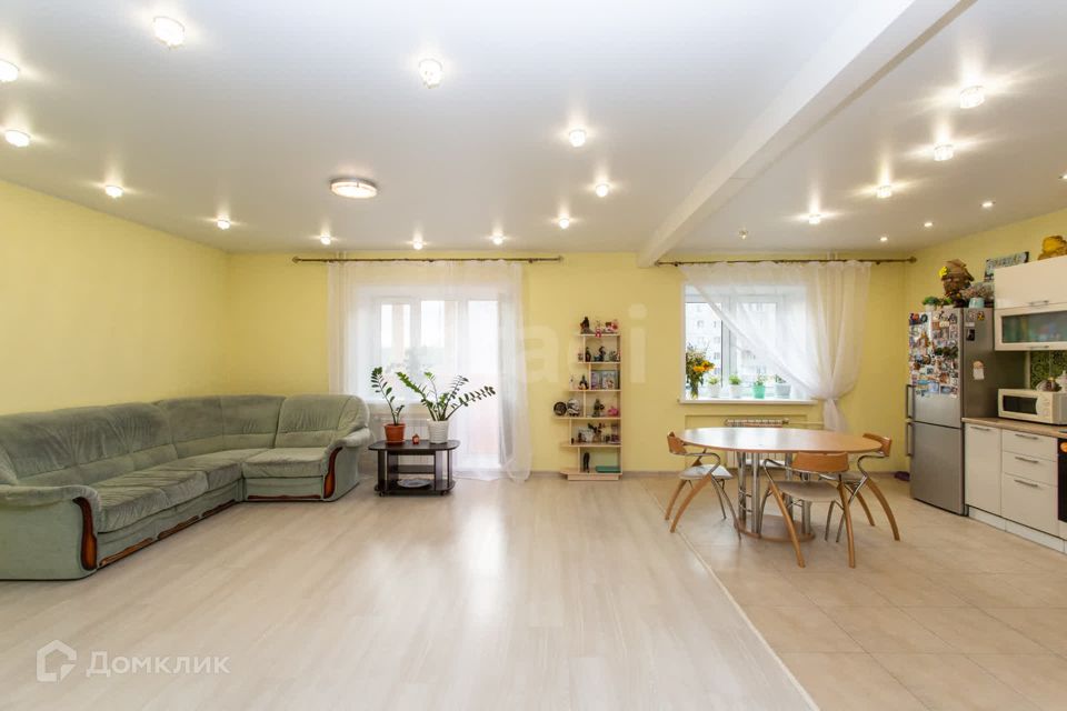 Продаётся 2-комнатная квартира, 111.5 м²