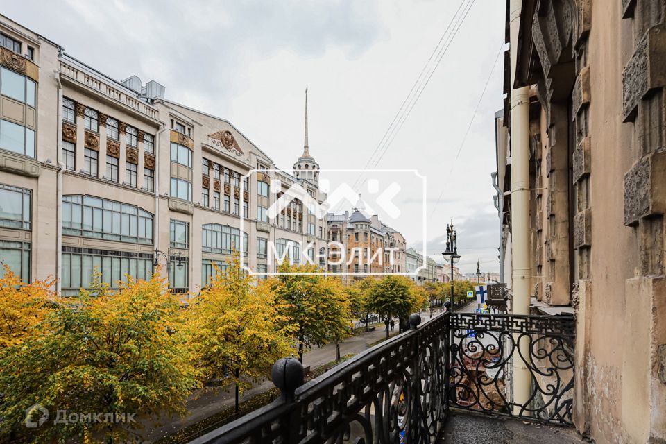 Продаётся 4-комнатная квартира, 196 м²