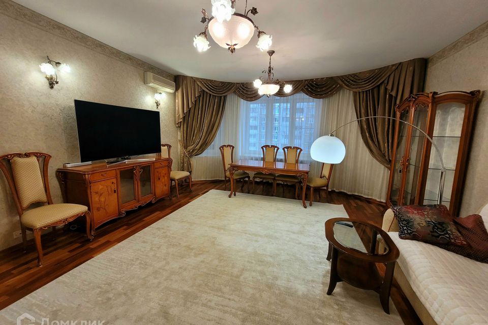 Сдаётся 4-комнатная квартира, 145 м²