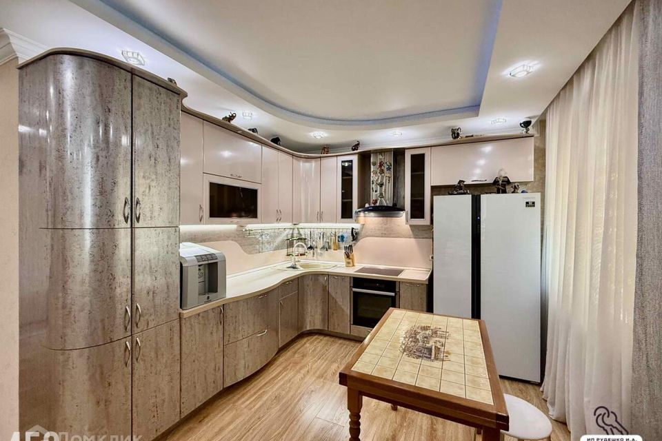 Продаётся 1-комнатная квартира, 69.7 м²