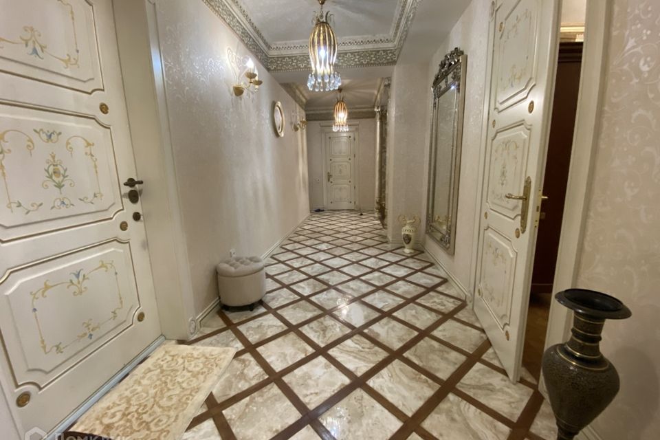 Продаётся 3-комнатная квартира, 138 м²