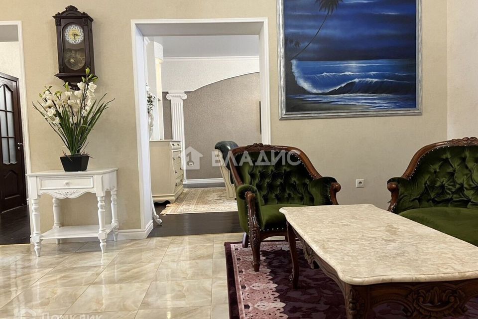 Продаётся 4-комнатная квартира, 150.6 м²