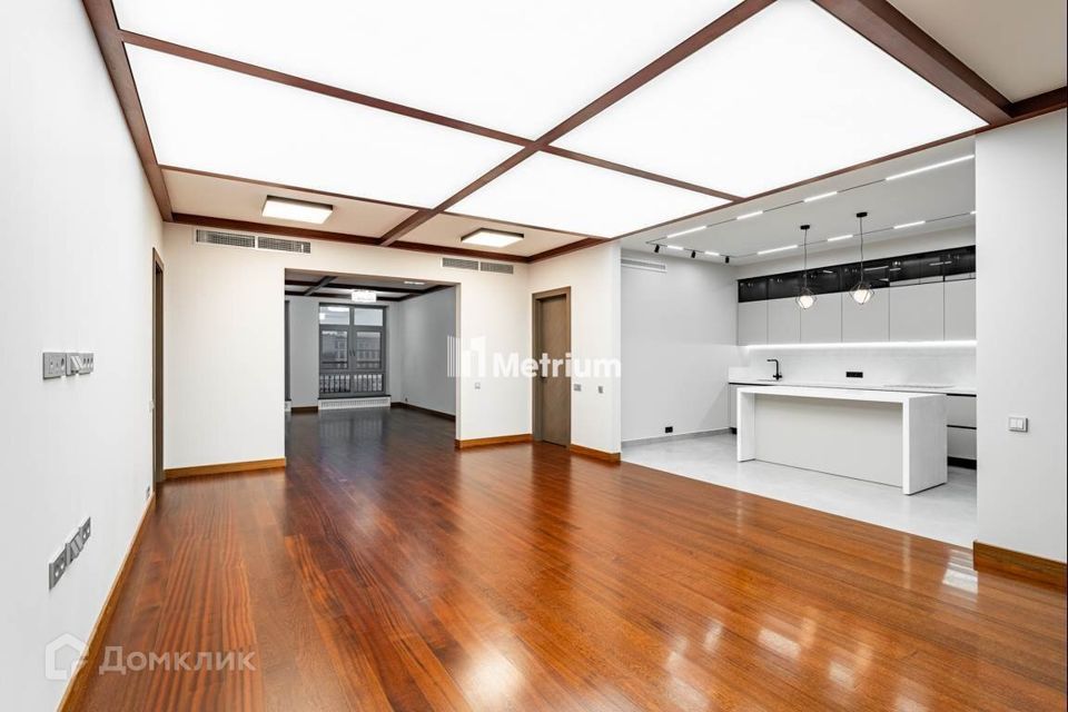 Продаётся 4-комнатная квартира, 200 м²
