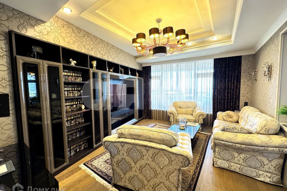 Продаётся 3-комнатная квартира, 200 м²