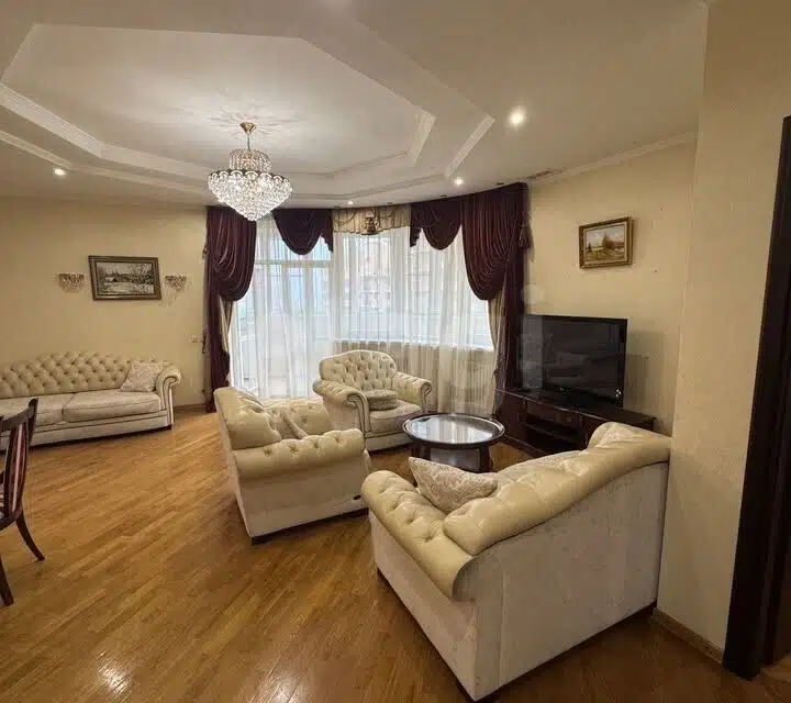 Продаётся 3-комнатная квартира, 136 м²