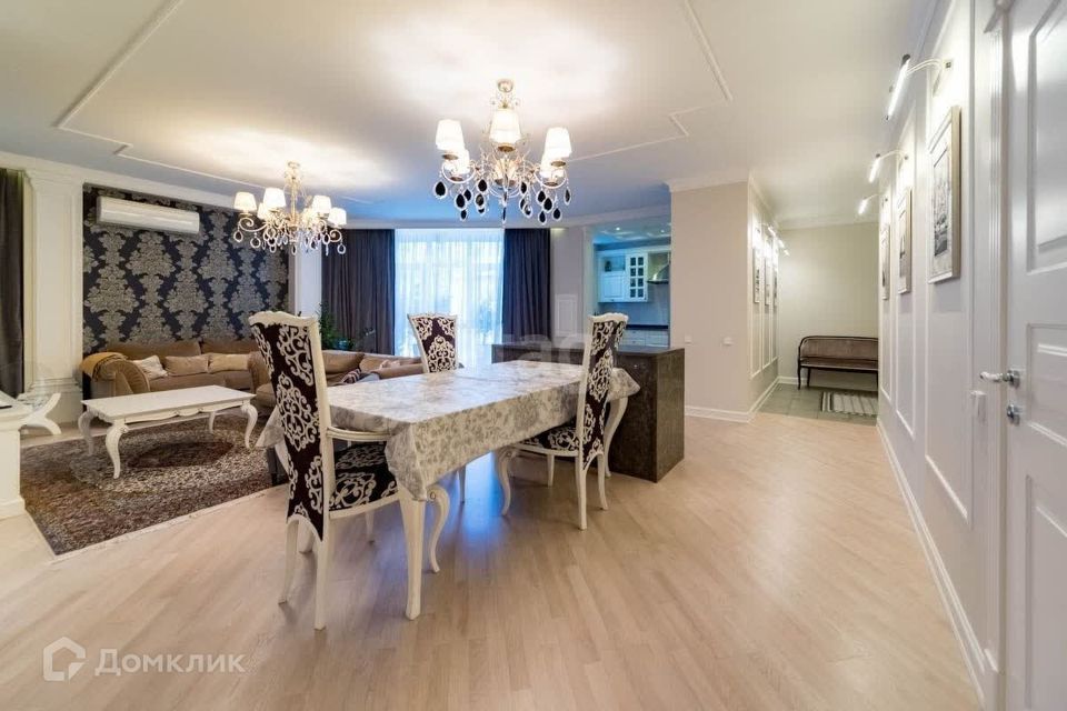 Продаётся 6-комнатная квартира, 240 м²