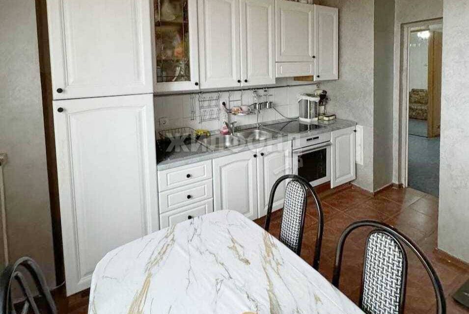 Продаётся 4-комнатная квартира, 145 м²