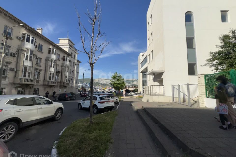 Продаётся 4-комнатная квартира, 212 м²